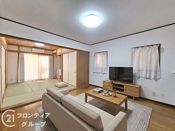 【家具設置イメージ画像】広々としたリビングは隣接する和室を開放することでさらにゆとりある空間として活用できます 家族が集まる場所だからこそ、明るい光と心地よい風が通り抜ける設計にこだわっています