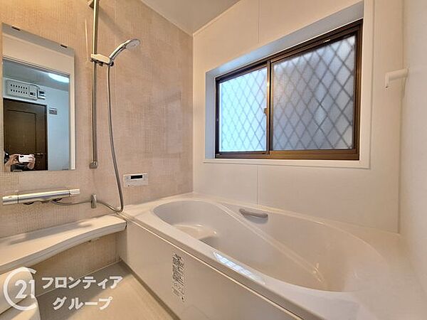 ゆったりと足を伸ばしてくつろげる広々とした浴槽が、一日の疲れを優しく癒やしてくれます 窓からは自然な光や風が入り込み、清潔感を保ちながら開放的なバスタイムを過ごせます