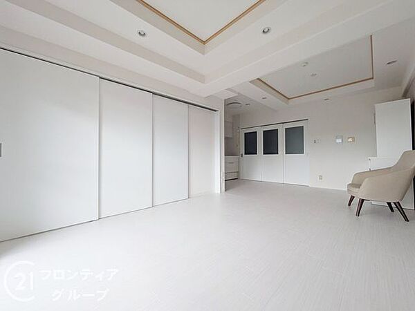 大きな窓から差し込む光が心地よい、開放感あふれるリビングです。駅直結の都会的な利便性を享受しながらも、家の中では静かで穏やかなひとときを過ごすことができます