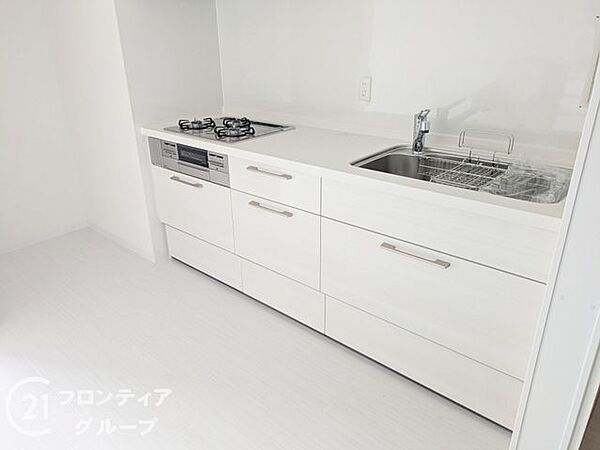 毎日の料理が楽しくなるような清潔感あふれる白を基調としたキッチンです。使い勝手の良い広いシンクと充実の収納スペースが、上質な暮らしをさりげなくサポートしてくれます