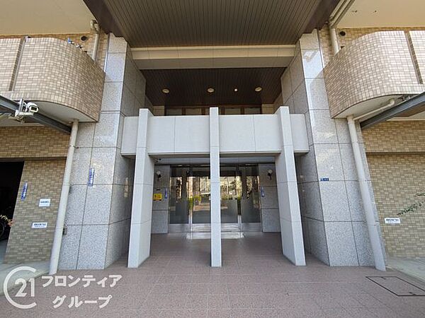 格調高いデザインが施されたエントランスは、訪れる人々を温かく迎え入れるおもてなしの心に溢れています。開放感のある吹き抜け構造が、日常の喧騒を忘れさせてくれるような穏やかな時間を提供します