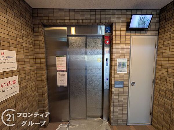 落ち着いた色調で統一されたエレベーターホールは、プライバシーにも配慮された上質な設計となっています。清潔感のある空間が維持されており、共用部分の隅々にまで管理の行き届いた安心感を感じられます