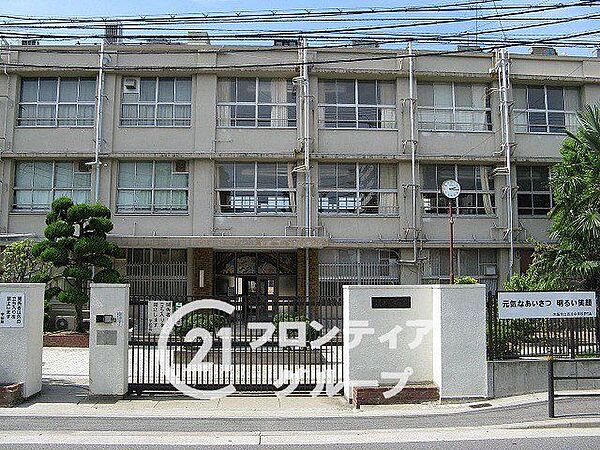 大阪市立西淀中学校 徒歩7分。 560m