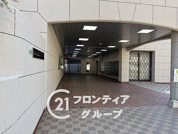 毎日通る場所だからこそ、開放感のある広々としたエントランスは嬉しいポイントですね！細部まで手入れが行き届いた清潔な空間が、住まう方々を優しく包み込み、心からリラックスできる帰宅時間を叶えてくれますね！