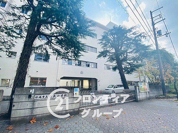 伊丹市立緑丘小学校 徒歩16分。 1220m