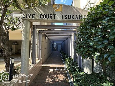 四季折々の植栽に彩られたアプローチが、住戸へと優しく導いてくれます。奥行きのある設計がプライバシーを高めており、都会の喧騒を忘れて穏やかな気持ちで我が家へと迎え入れてくれる落ち着いた設計です