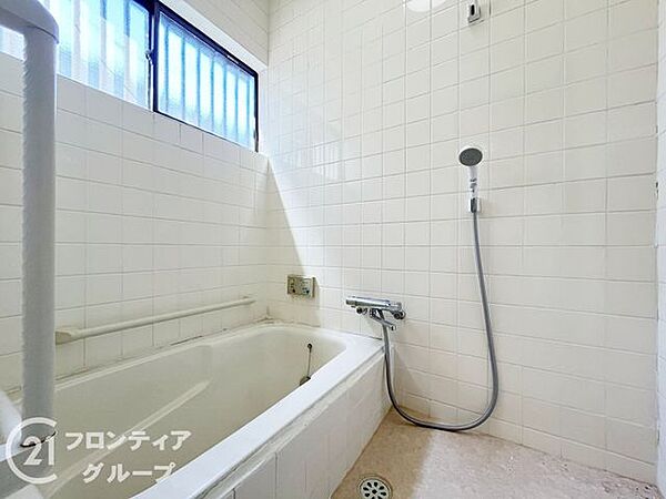 広々とした浴室は、家族全員がゆったりと使えるスペースです。リラックスできる時間を提供します。