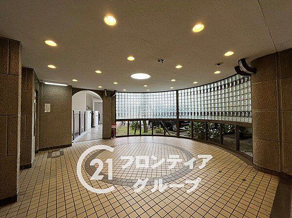 柔らかな光が差し込むロビーは、コンシェルジュサービスも相まって優雅なひとときを提供します　上質なインテリアに囲まれた空間で、大切なお客様との待ち合わせもスマートに行えます