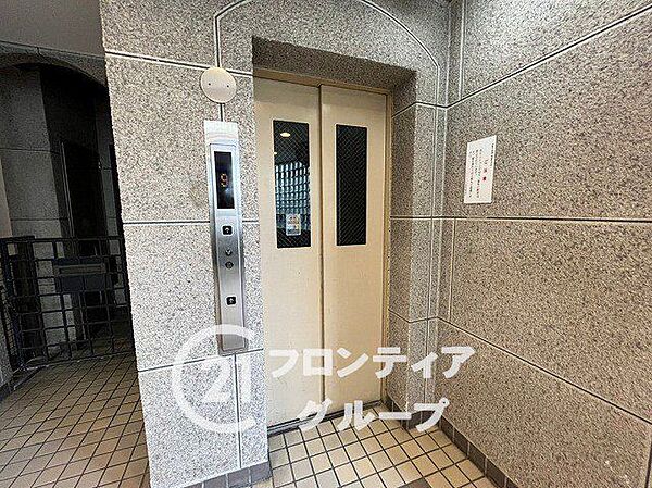 内廊下設計を採用した共用部は、外部からの視線を遮りプライバシーにも配慮されています　落ち着いた色調で統一されたモダンな空間が、住戸へと続く道のりを心地よく演出してくれます