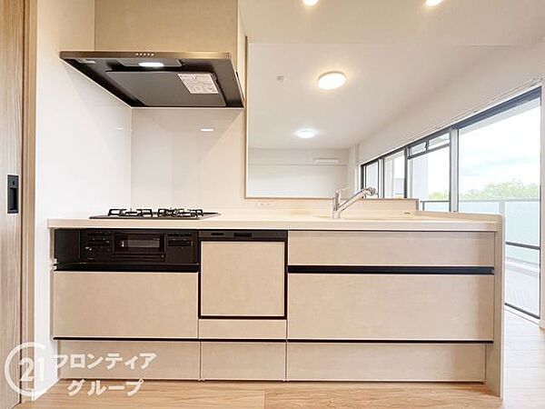 毎日のお料理が楽しくなるような、洗練されたデザインのシステムキッチンを完備しています。対面式なのでリビングの家族と会話を楽しみながら、上質なプライベートタイムを過ごせます