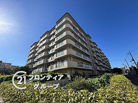 青空に美しく映える洗練された佇まいが誇らしいですね！日々の暮らしに豊かさと安らぎをもたらしてくれる堂々としたシルエットは、住まう人の誇りを満たし、優雅な日常を予感させる存在感を放っています