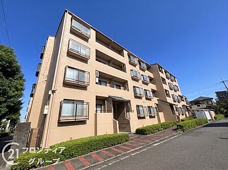 洗練された都会的なデザインが目を引く美しい外観です。緑豊かな植栽がエントランスへと優しく導いてくれるような心地よさを感じさせます。帰宅するたびに誇らしさを感じる住まいですね