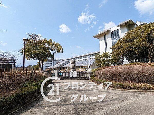 伊丹市立伊丹小学校 徒歩11分。 820m
