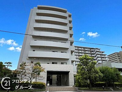 外観:洗練された都心の空に映えるスタイリッシュな外観デザイン。日々の帰宅が誇らしくなるような上質な佇まいが住まう方のステータスを象徴します。エントランスへと続くアプローチも気品に満ち溢れています 外観:洗練された都心の空に映えるスタイリッシュな外観デザイン。日々の帰宅が誇らしくなるような上質な佇まいが住まう方のステータスを象徴します。エントランスへと続くアプローチも気品に満ち溢れています