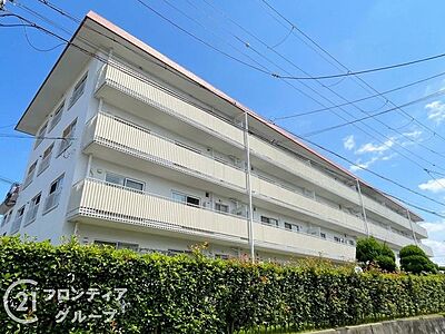 外観：自然素材を活かしたマンション外観は、温かみのあるデザインが魅力で、住む人に心地よい空間を提供します。自然と調和したデザインが魅力で、心地よい暮らしを実現します