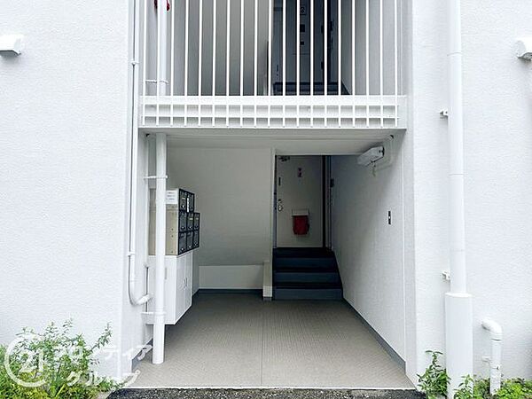 落ち着いた雰囲気のエントランスは、訪れる人に心安らぐ空間を提供し、温かく迎えてくれます！