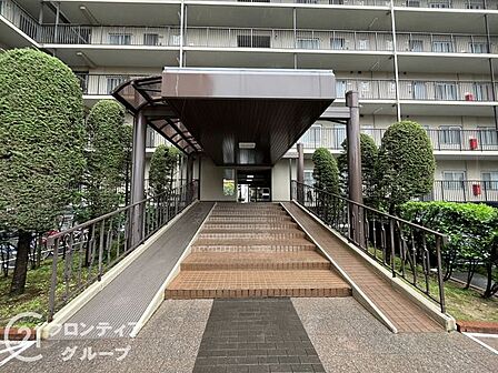 緑豊かな植栽に囲まれたフラットで歩きやすいアプローチが心地よく続いていますね!ゆとりある空間設計が訪れる人を穏やかに迎え入れ心から安らぐ帰宅時間を演出します
