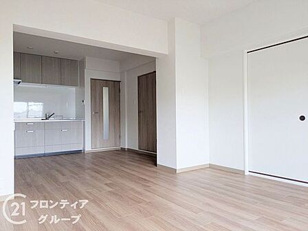 美しいフローリングと柔らかな光が調和する心安らぐ居心地の良いリビングルームです!大切な家族と過ごす温かな時間を心地よく包み込んでくれる素敵な空間ですね