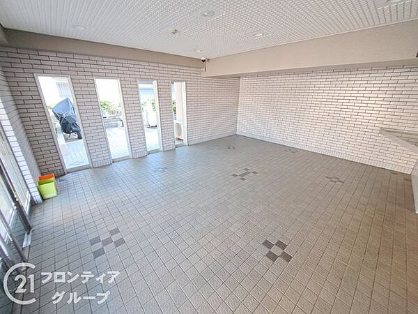 無駄のないシンプルな内装で統一された心地よい開放感のあるロビーです！清潔感に満ちた静かな空間が上質な暮らしの時間を心地よく演出します