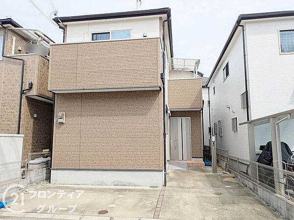 縦のラインを意識したスタイリッシュな外壁デザインと端正なフォルムがとても印象的ですね！細部まで大切に扱われてきた様子がうかがえる、味わい深い住まいの佇まいです