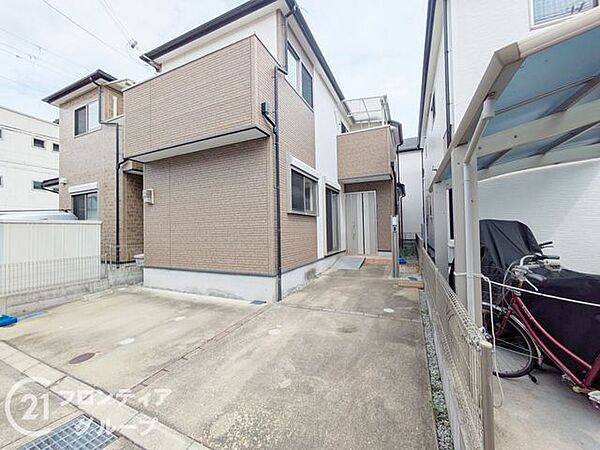 お車をゆったりと並べて停められる広々スペースです！もちろん便利な2台駐車可となっており、ご家族の車や来客時にも余裕を持てる快適な住まいですね