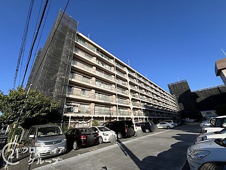 整然としたフォルムと落ち着いた色合いの外壁が街並みに美しい佇まいを見せています!青空のもとでしっかりと佇む堂々とした姿が毎日の暮らしに安心感をもたらしてくれますね