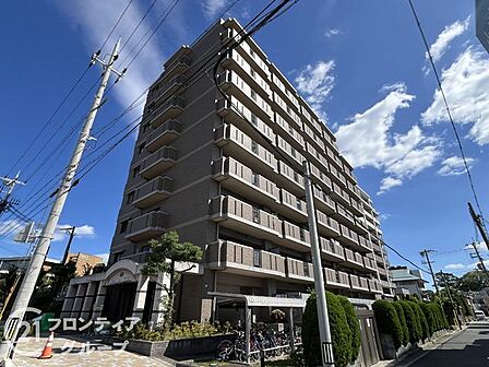 青空に映える端正で堂々としたフォルムが街並みに美しい存在感を放っていますね!豊かな陽光をしっかりと受ける安定感のある佇まいが、毎日の暮らしに心からの安心感を与えてくれます