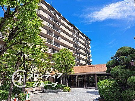 洗練されたタイル貼りの外壁と重厚感のある低層フォルムが美しい佇まいですね!手入れの行き届いた植栽と明るいアプローチが、毎日心地よい帰宅の時間を演出してくれます