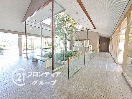 大きなガラス窓から豊かな緑の景色が広がる明るく心地よいロビー空間ですね!洗練されたインテリアと柔らかな光に包まれながら、静かで穏やかな時間を過ごせます