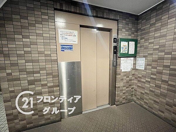 上品なタイル貼りの壁面とシルバーのエレベーター扉がモダンな雰囲気を醸し出す共有部分です！細部まで手入れが行き届いた清潔感のある空間が広がりますね