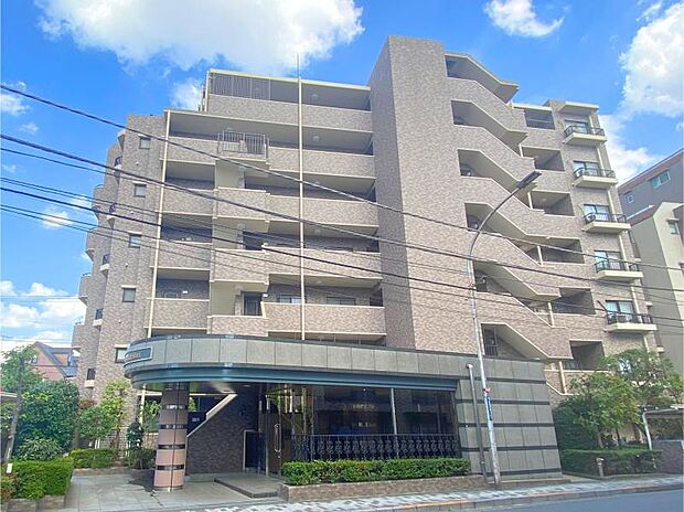 三鷹駅から徒歩11分。重厚なタイル張りマンション。1995年築、新耐震基準