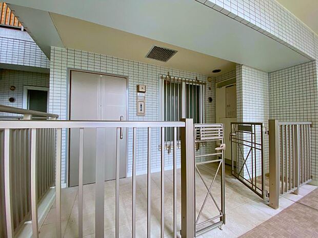 お部屋の玄関はプライベート感のある約6.66平米のポーチが付いています。