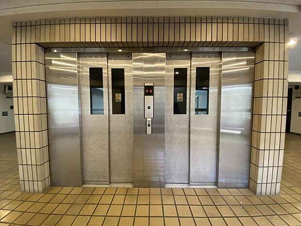 エレベーターは2基あり、朝の慌ただしい時間帯にもスムーズにお出かけができます。