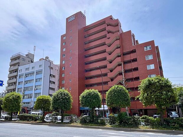 都営三田線「白山」駅から徒歩3分の場所にある赤レンガが映えるマンション。