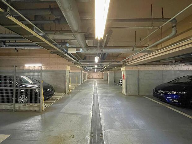地下駐車場のため、雨や塵から大切なお車安心して保管できます。
