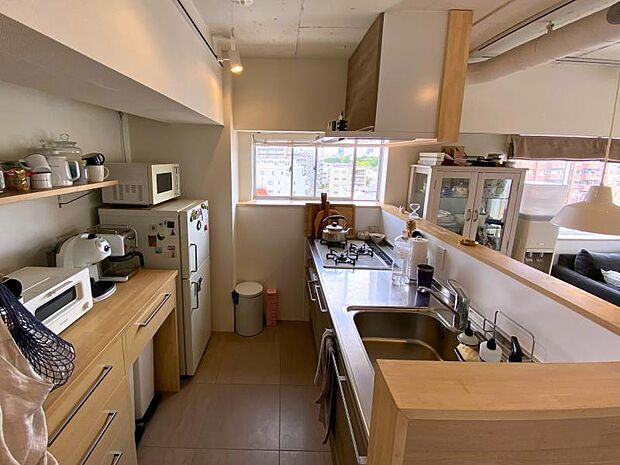 キッチン背面にはカウンター造作棚がつくられており、収納力や作業スペースもしっかり確保されています。