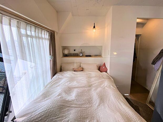 ダブルベッドサイズに設計された寝室。東向きのため、朝日を浴びて良い目覚めで一日のスタートができそうですね♪