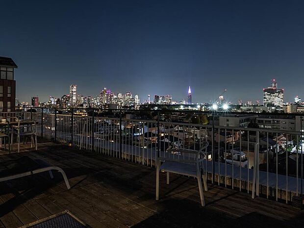 周辺は第一種低層住戸専用地域である松濤の街並みが広がるため、視界をさえぎるものがなく広々とした青空が広がり、夜間には180度パノラマで東京の街の夜景を眺めることができます