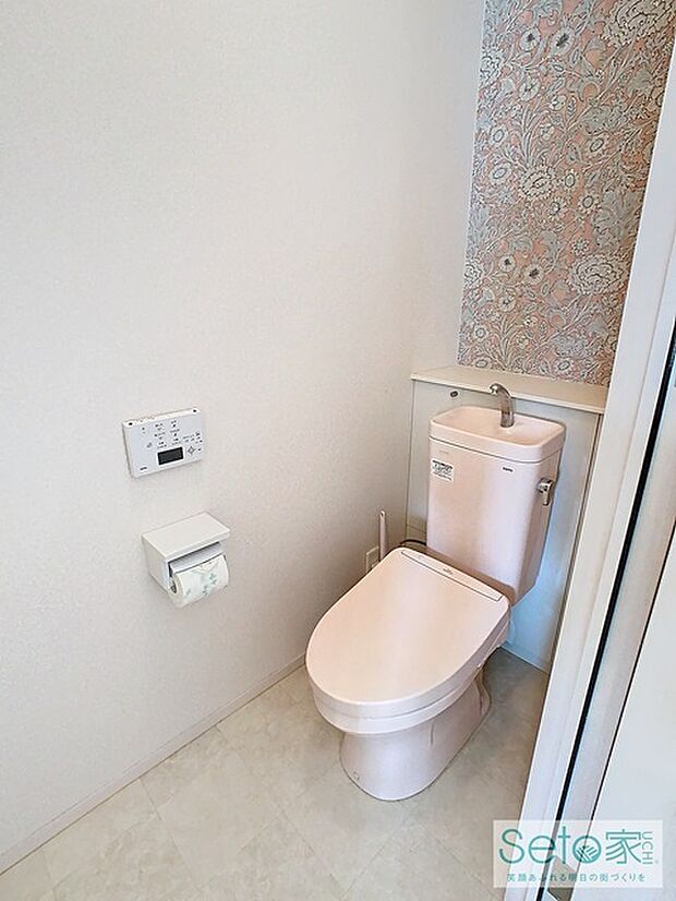 トイレは各フロアにそれぞれ付いており、家族が多いご家庭にはお勧めです。来客用と家族用を分けて使うこともできます。