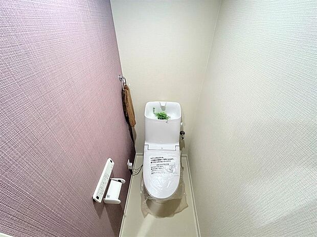 【リフォーム済】トイレはLIXIL製の温水洗浄便座に新品交換しました。壁・天井クロスの張替と床はクッションフロアの張替を行いました。