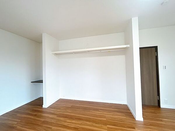 橋本 【リフォーム後】建具を撤去し、枕棚・ハンガーパイプ設置いたします。約1帖分の収納へ変更し、半間分のスペースにはワーキングスペースを設置いたします。 380m