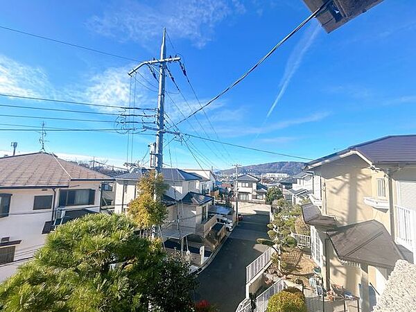 男山第三 【眺望】洋室8帖のバルコニーからの眺望となります。天気の良い日には遠くまで見渡せますね。 1200m