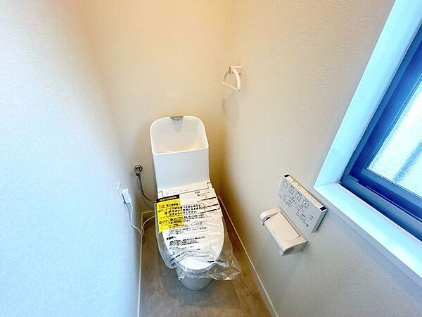 スーパーマツモトくずは北店 【リフォーム中】トイレは交換いたします。クロス張替え、建具交換いたします。2階にもトイレがあり、朝の混雑時もスムーズにご利用いただけます。 1800m