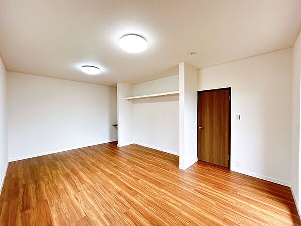 【リフォーム後】洋室8帖は床フロアタイル張り、クロス張替え、枕棚・ハンガーパイプ設置、照明設置いたしました。掃き出し窓から心地よい風と暖かい光が入るお部屋です。バルコニーへはこの部屋から出ることがで…