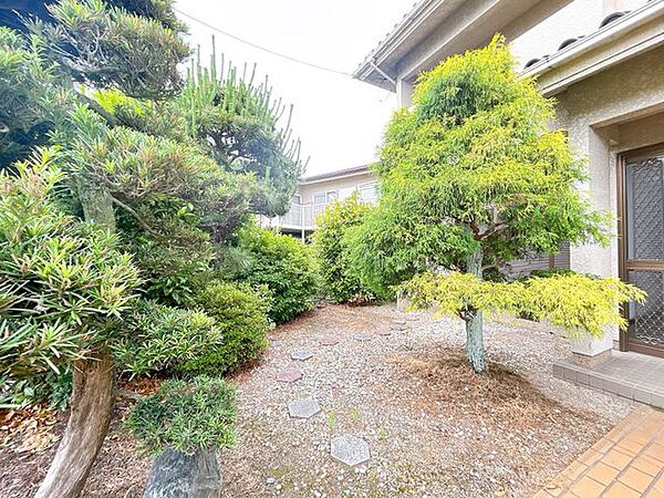 【庭】広いお庭は皆さまのご自由にお使いできます。家庭菜園などはいかがでしょうか。