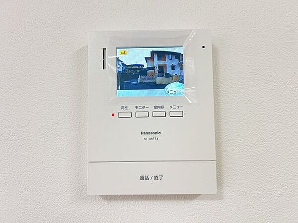 【その他設備】ドアホンはカラーモニター付き。リビングに設置のモニターで玄関にいらしたお客様を確認してからお客様を確認してからお応対できます。留守中のお客様も記録でいるので防犯面でも安心ですね。