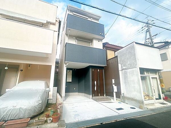 【外観】土地16坪・建物26坪の3階建ての新築住宅となります。一度ご内覧いただき、家具配置のイメージをしてみてはいかがですか？