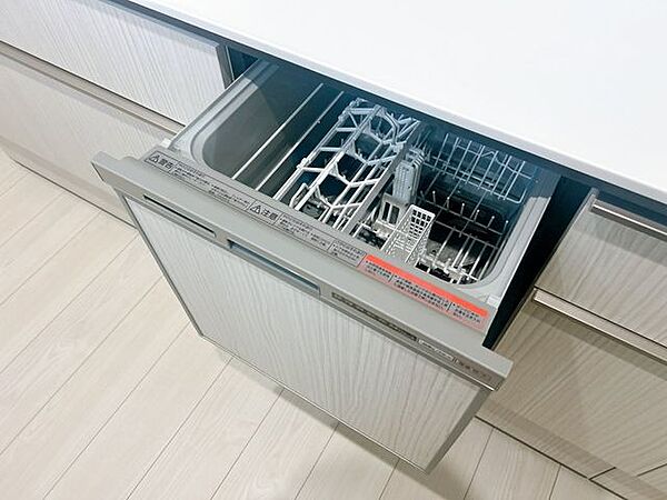 【その他設備】キッチンには食器洗浄乾燥機がついており、食後の片付けもスムーズ。忙しい毎日をサポートします。