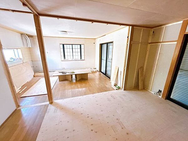 【リビング】家族が寛ぐリビングは明るい空間となっております。掃き出し窓がついていますので、日中は電気をつけなくても明るいですよ。