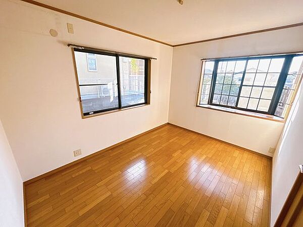 【1階洋室6帖】壁天井クロス張替えいたします。来客があった際に他の部屋を通らず玄関から直接案内することができるので客間としても使用できます。
